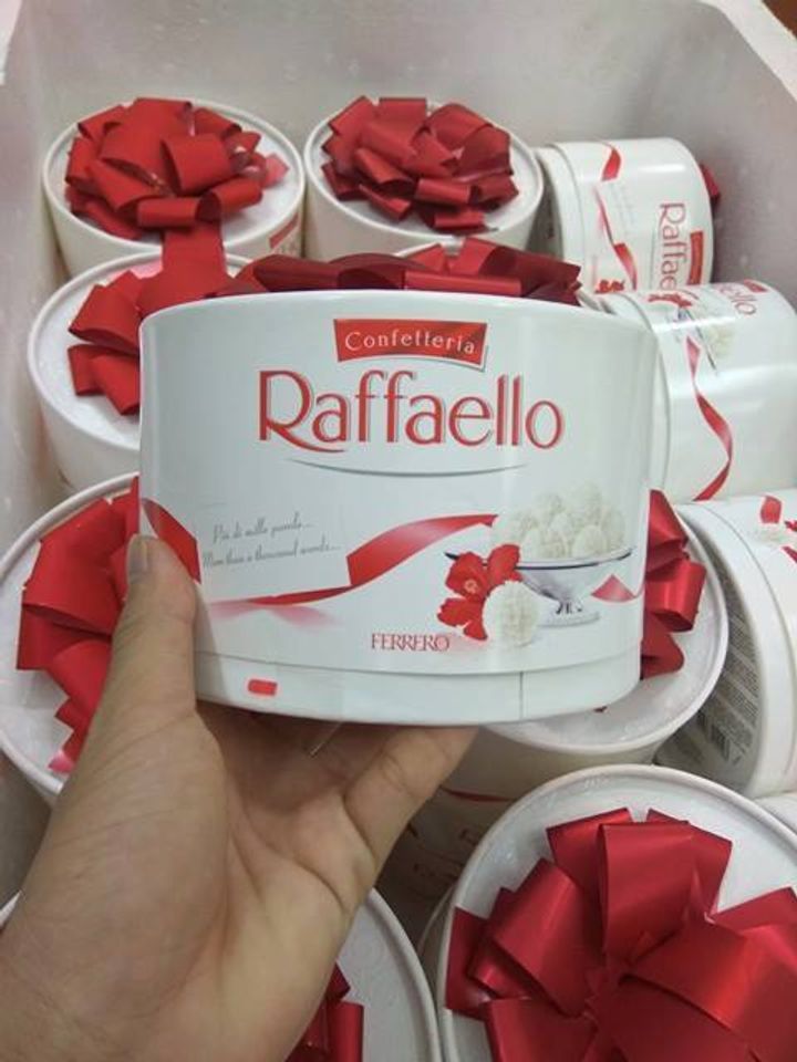 Kẹo kem dừa Raffaello 200g xuất xứ Nga với hương béo ngậy thơm hòa quyện giữa socola, hạt hạnh nhân và dừa