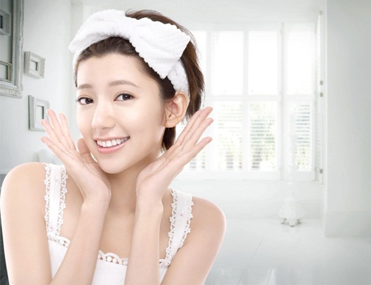 Lotion Shiseido Hada Senka Whitening công thức chứa vitamin C làm chậm quá trình sản xuất melanin dưỡng da trắng sáng