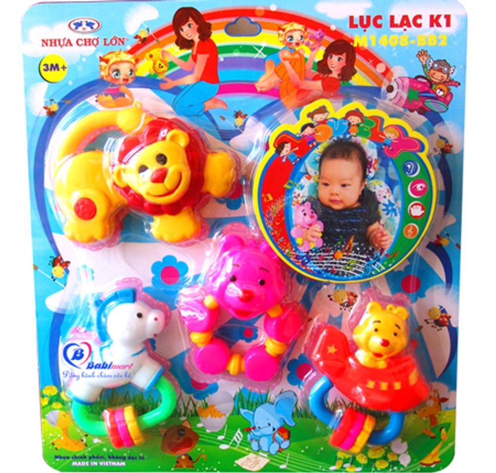 Gồm 4 món đồ chơi xúc xắc có hình dáng các loài vật như: ngựa, gấu, sư tử... giúp bé thêm lựa chọn khi chơi