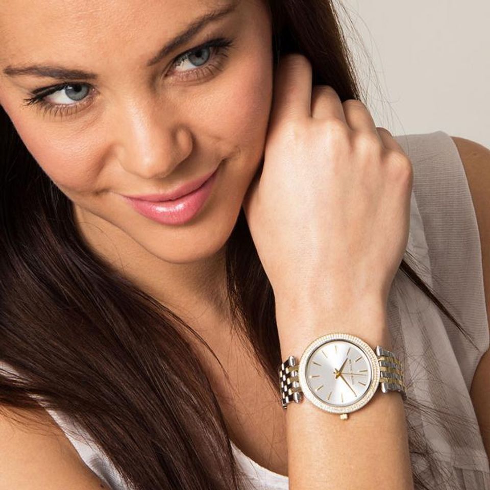 Đồng hồ nữ Michael Kors MK3215 trên tay thanh lịch và không kém phần sang trọng