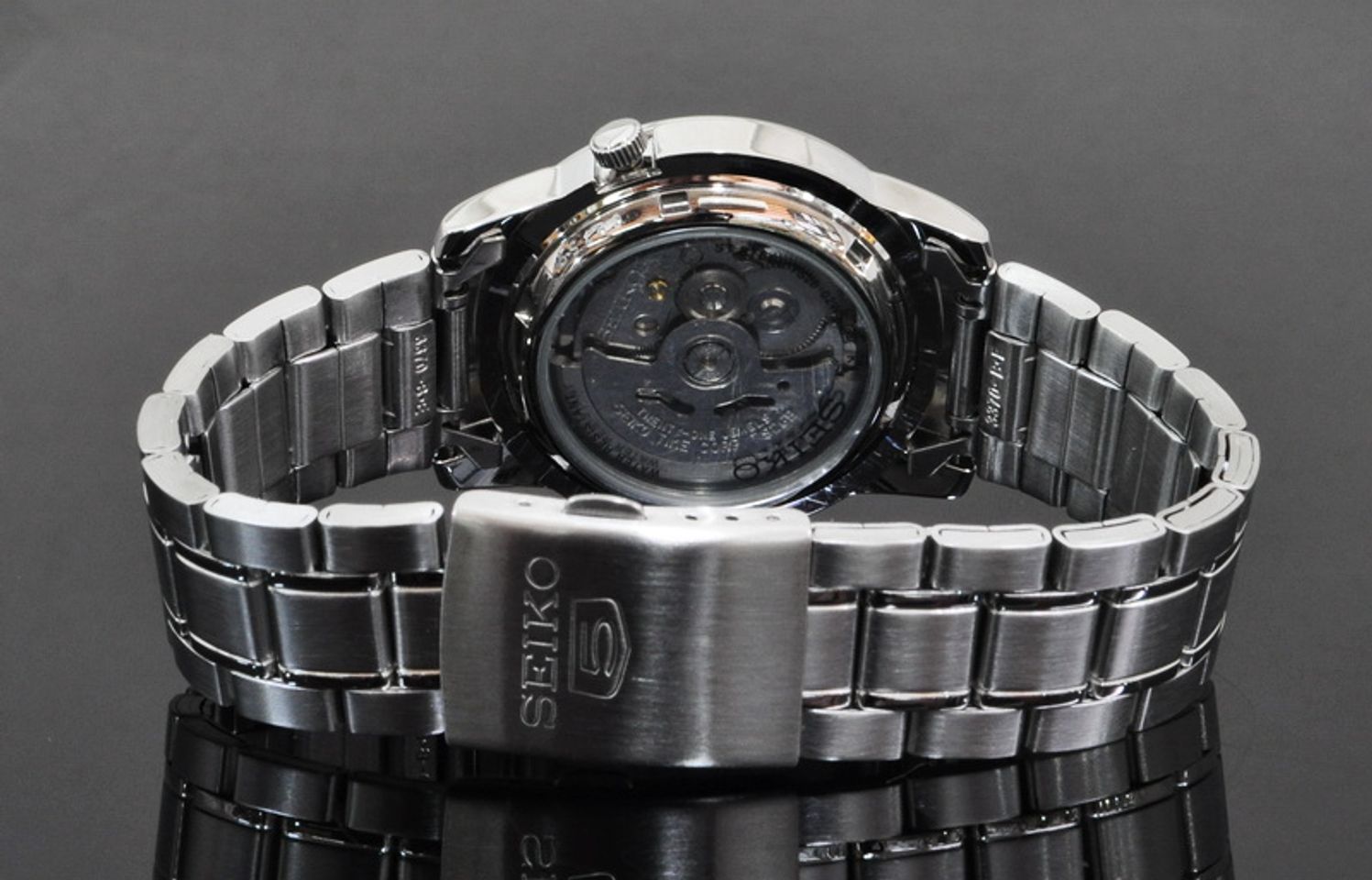 Chiếc đồng hồ Seiko nam SNKK25K1 thiết kế lộ máy sau mang đến cho bạn những trải nghiệm thú vị