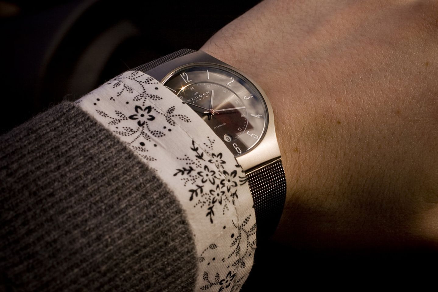Chiếc đồng hồ Skagen nam 233XLTTM trên tay nam tính, lịch lãm