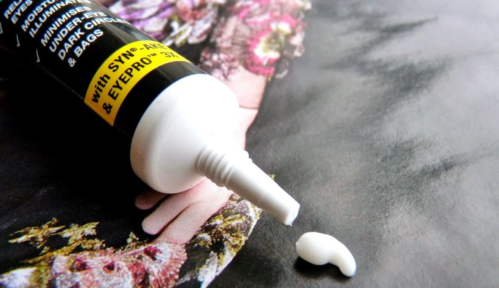 Snake Venom Eye Cream kết cấu kem lỏng thấm cực nhanh, cung cấp độ ẩm cao mà không gây nhờn rít