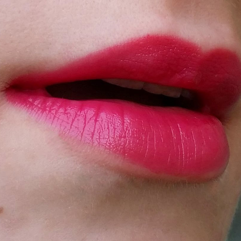 Son Kiko Smart Lipstick 912 có độ bền màu tốt cùng kết cấu son nhẹ, mướt, son trượt trên môi dịu dàng tệp vào môi một cách “ăn ý”