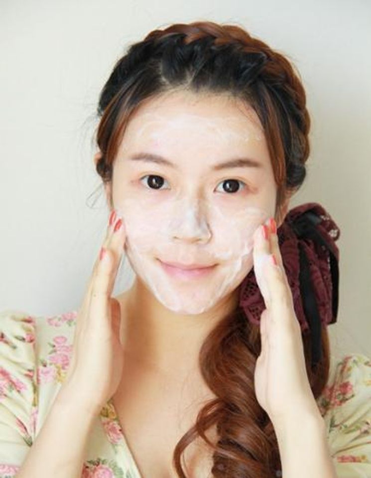 Bạn cần dùng nước tẩy trang để lau lớp trang điểm trên mặt (nếu có) trước khi dùng sữa rửa mặt