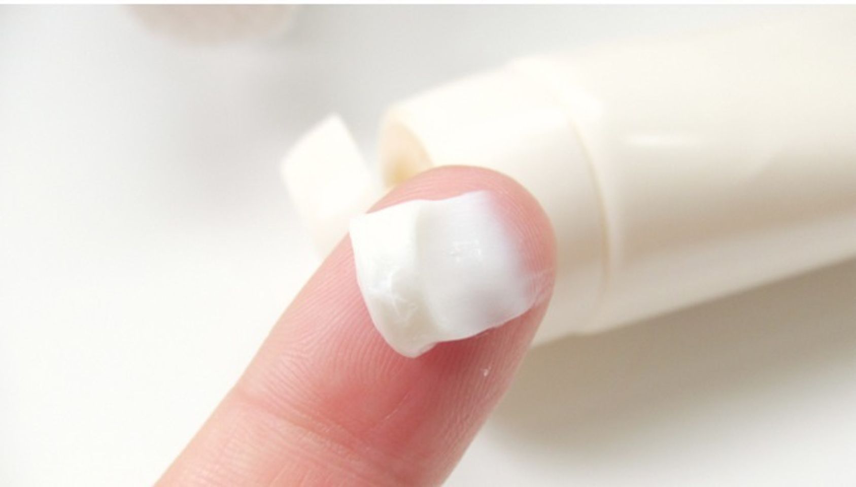 Sữa rửa mặt Shiseido Ibuki Purifying Cleanser có những hạt li ti phân bố đều khắp trong chất kem mịn màng