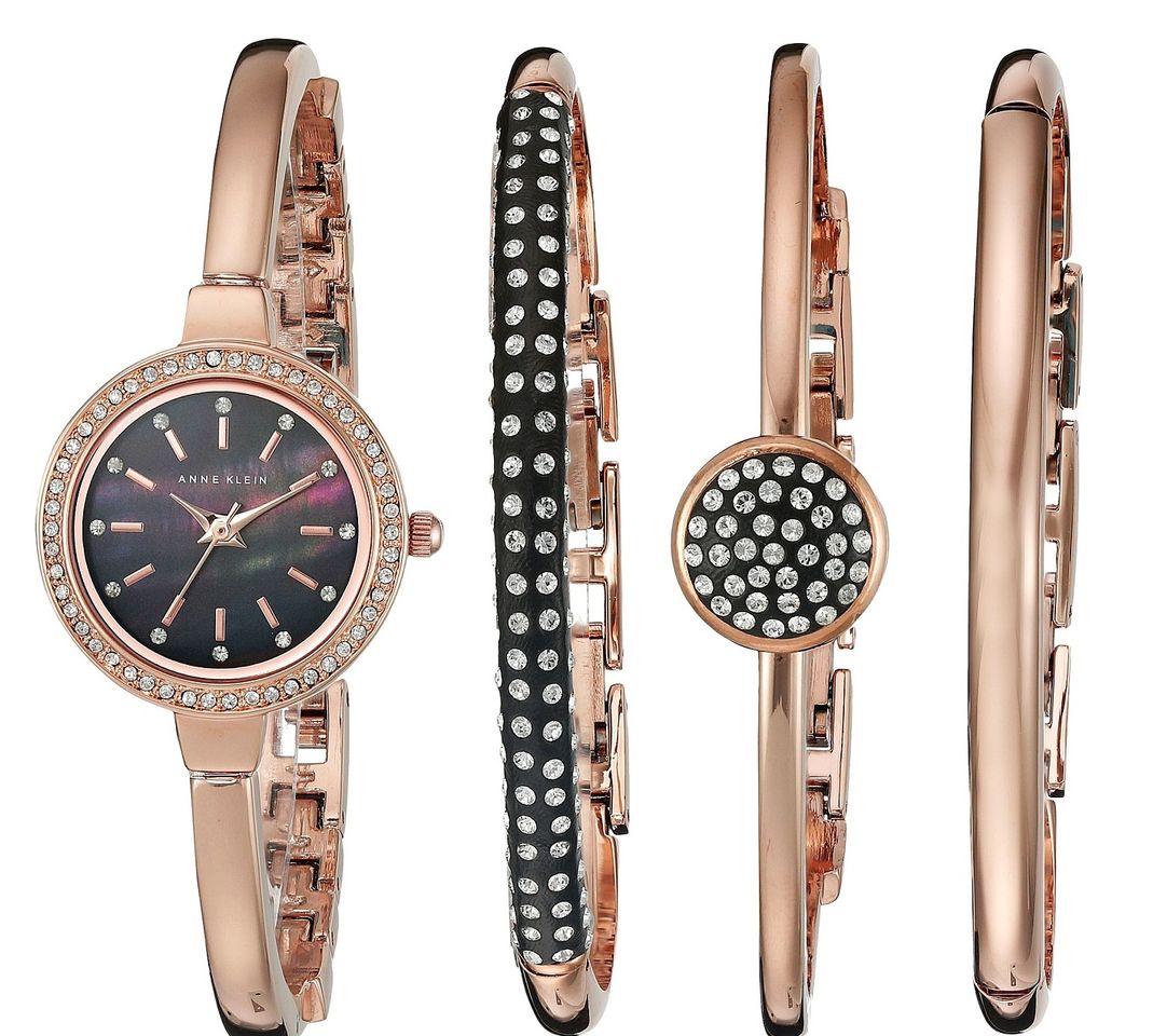 Chiếc đồng hồ kèm lắc tay sở hữu màu vàng hồng tuyệt đẹp cùng đính đá tinh xảo