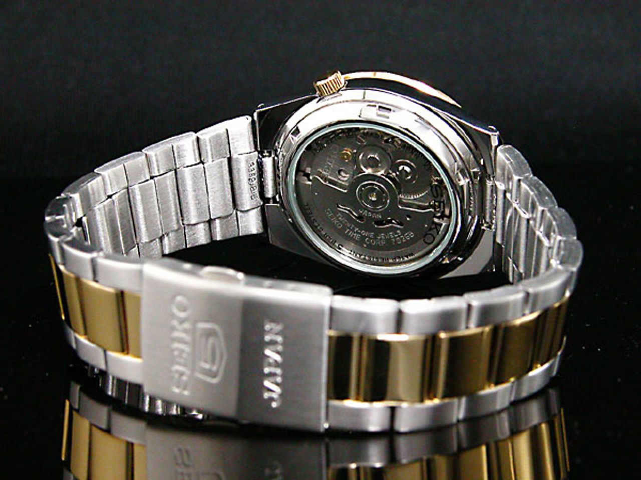 Chiếc đồng hồ Seiko nam SNKE04J1 được thiết kế lộ máy sau độc đáo