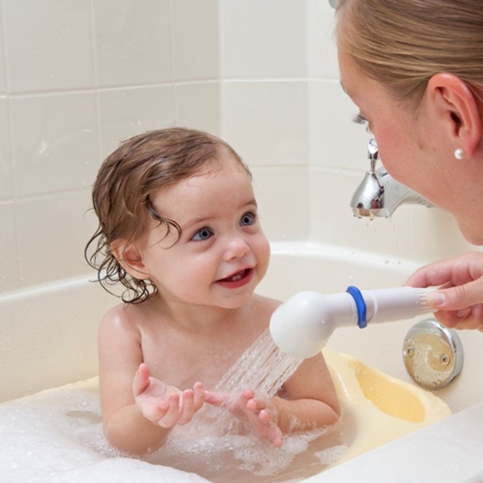 Sữa tắm Cetaphil Baby Wash and Shampoo chứa Organic Calendula chiết xuất từ hoa cúc hữu cơ làm mềm da và tăng tính đàn hồi cho da