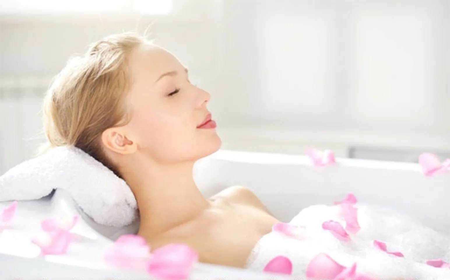 Sử dụng sữa tắm Shiseido mang đến trải nghiệm như ngâm mình trong bồn tắm cùng những cánh hoa hồng mềm mại, tươi mát và ngát hương