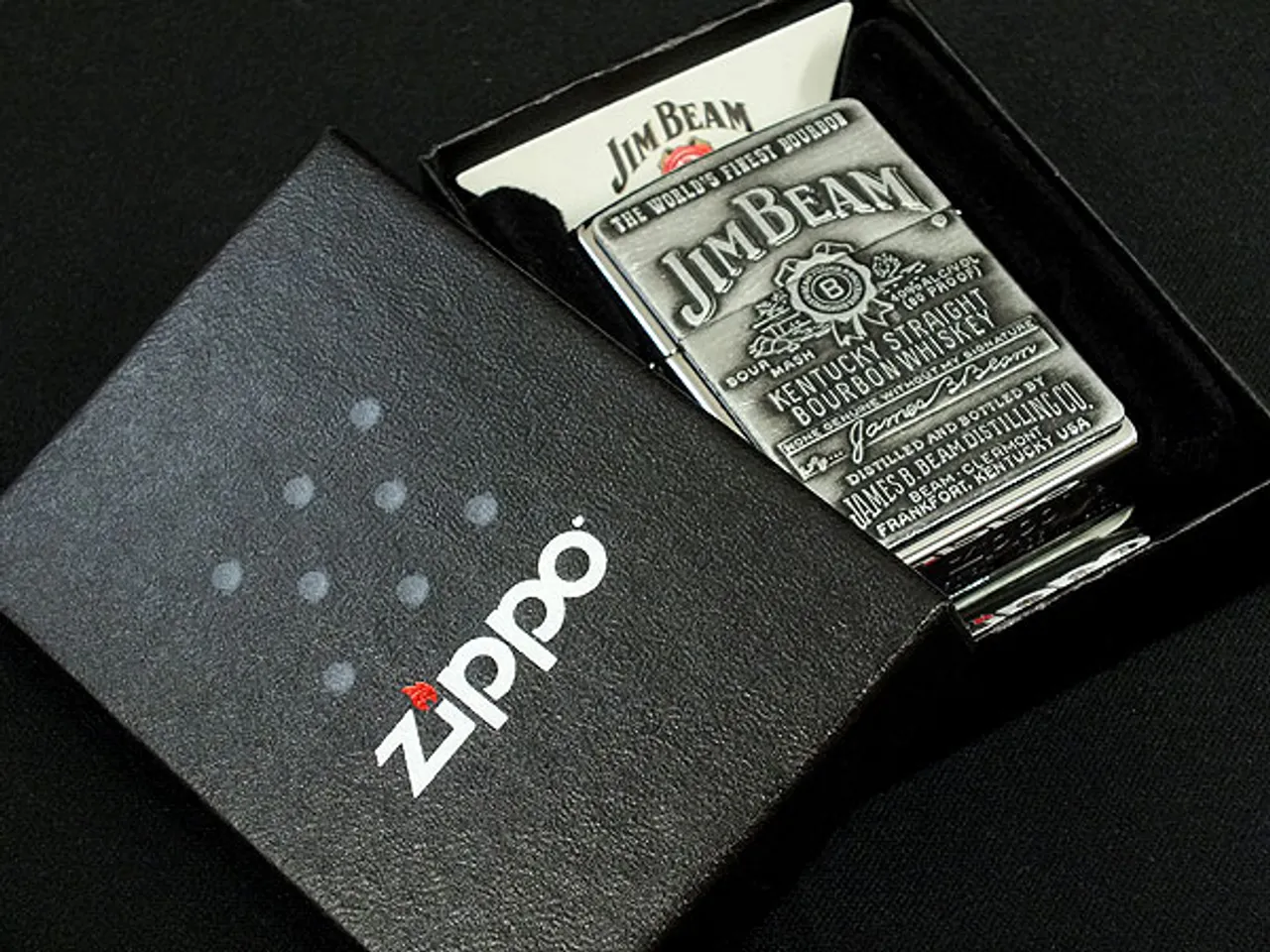 Bật lửa Zippo 250JB.928 Jim Beam được đựng trong chiếc hộp sang trọng, thân thiện với môi trường 