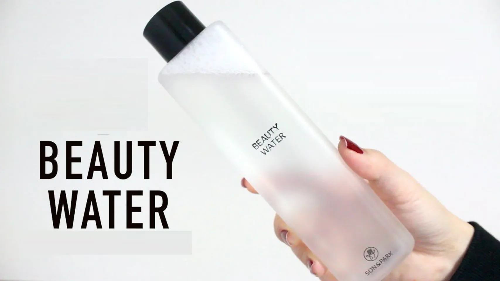 Toner Beauty Water có dạng lỏng, có chút mùi cam chanh, mang lại cảm giác thư giản