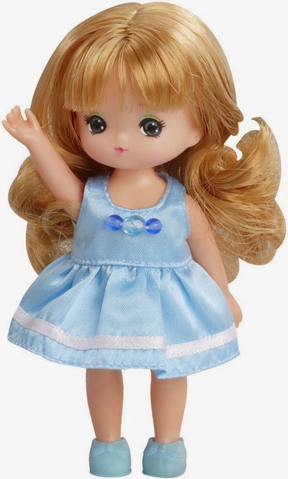 Búp bê Laica Miki dễ thương trong bộ váy xanh bồng bềnh, mái tóc xoăn xinh xắn