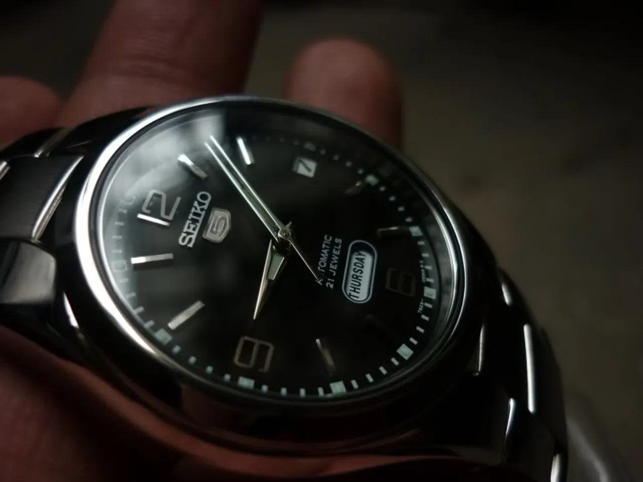Cận cảnh chiếc đồng hồ Seiko nam SNK623K1