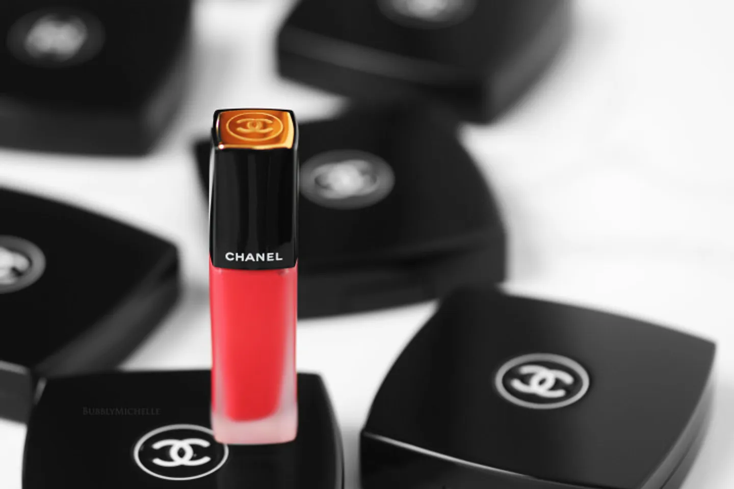 Chanel Rouge Allure ink có thiết kế nhỏ gọn, với logo Chanel nổi bật trên đầu