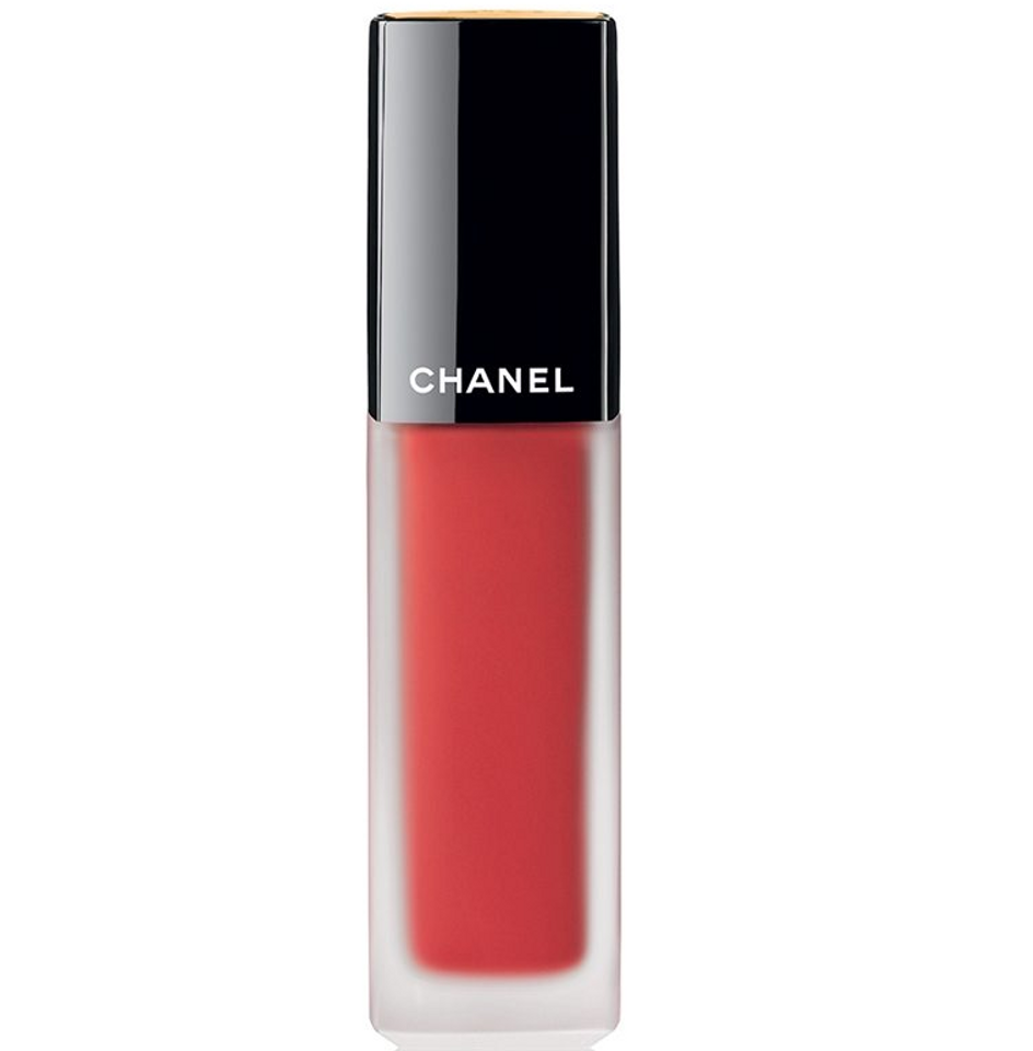 Chanel Rouge Allure ink có thiết kế nhỏ gọn, với logo Chanel nổi bật trên đầu
