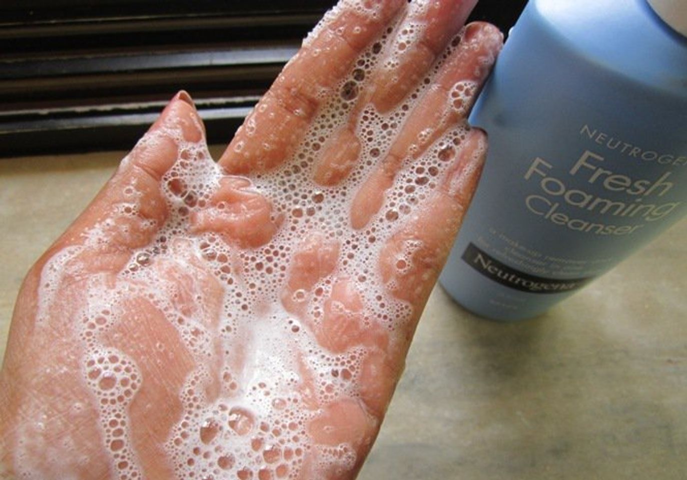 Neutrogena fresh foaming cleanser tạo bọt nhẹ nhàng làm sạch không gây tắc nghẽn lỗ chân lông, dễ dàng loại bỏ lớp bụi bẩn và dầu thừa