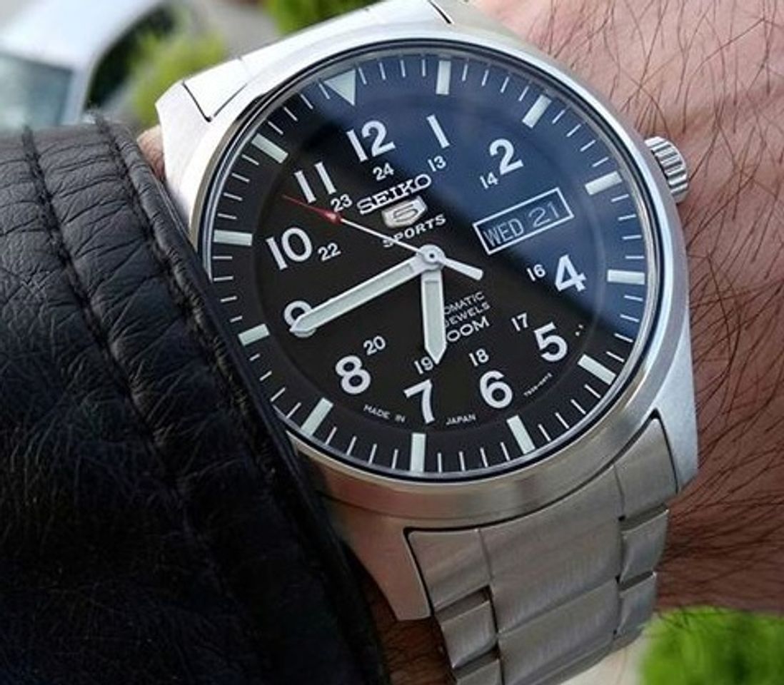 Chiếc đồng hồ Seiko nam SNZG13J trên tay cực chất
