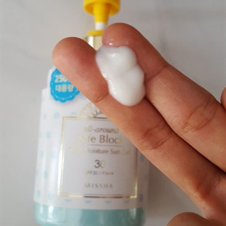Kem chống nắng dưỡng ẩm Missha này là dạng gel nên thấm nhanh và không tạo lớp trắng trắng khó chịu trên da