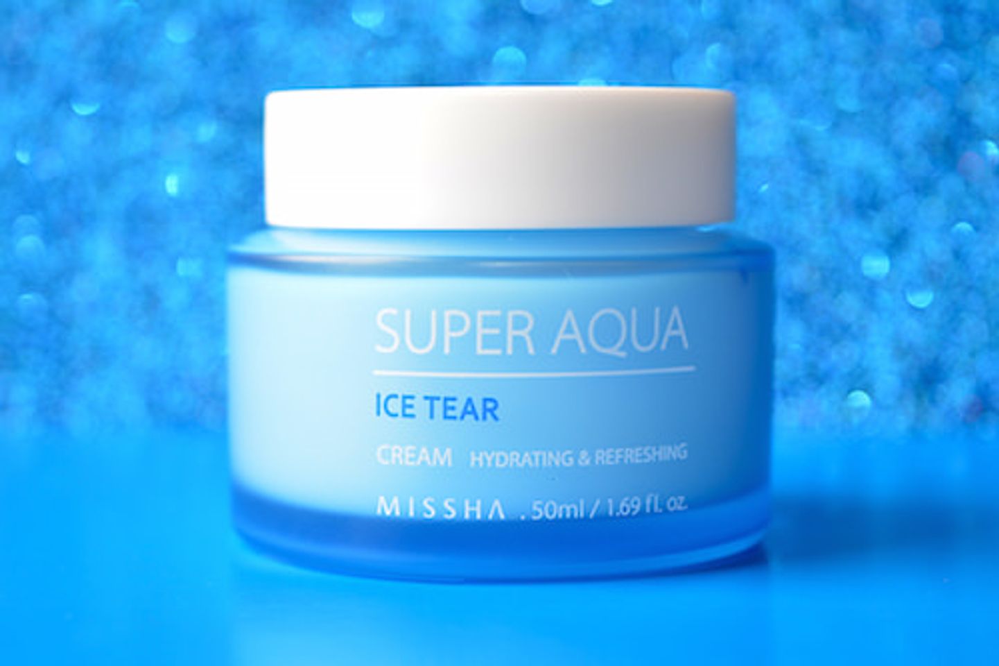 Kem dưỡng ẩm Missha Super Aqua Ice Tear Cream 50ml chứa chiết xuất tảo xoắn cùng các loại thực vật vùng sa mạc có khả năng cấp ẩm và giữ ẩm cho da