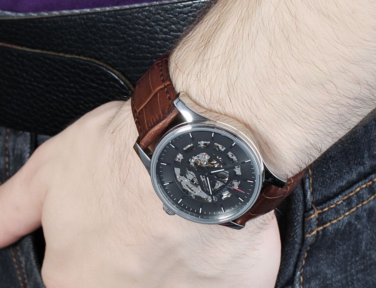 Chiếc đồng hồ Caravelle New York trên tay mang sức hút khó cưỡng