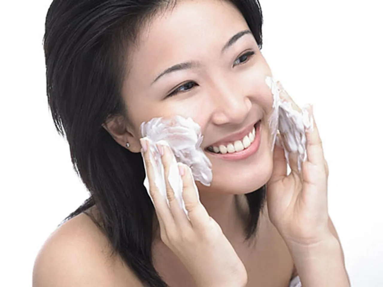 Bọt xà phòng rửa mặt Kose mịn nhẹ, dễ thẩm thấu vào trong làn da để phát huy công dụng làm sạch và dưỡng ẩm
