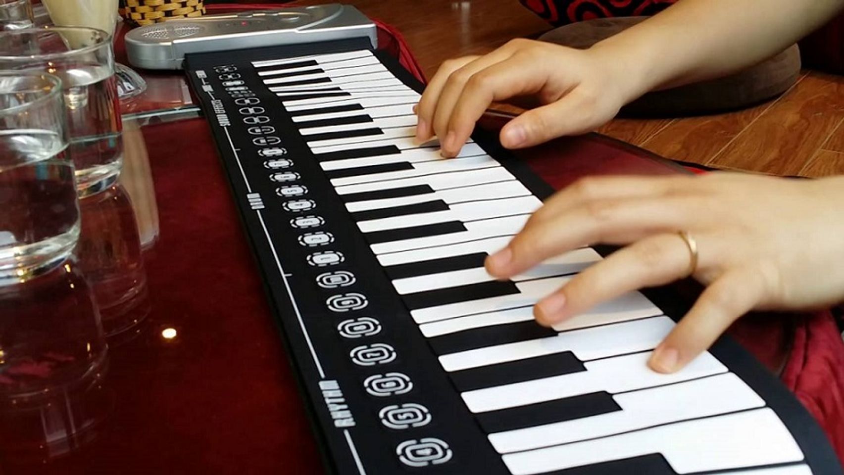 Đàn piano điện tử cuộn dẻo 49 phím giá rẻ toàn quốc