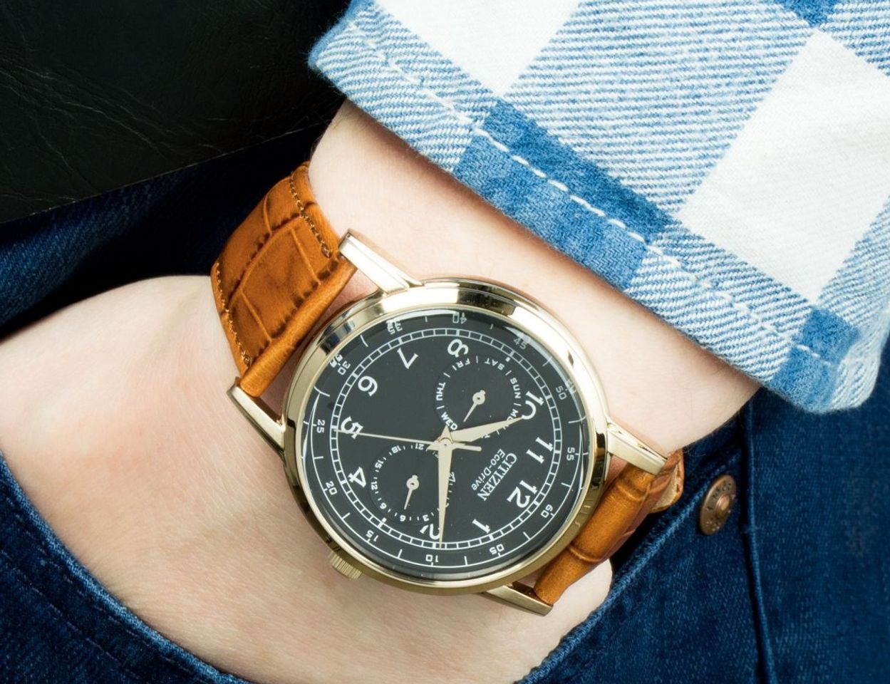 Chiếc đồng hồ Citizen nam trên tay đầy lịch lãm