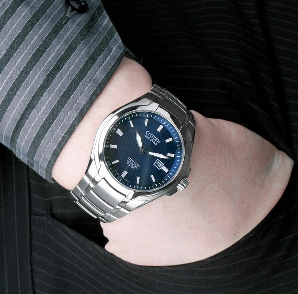 Chiếc đồng hồ Citizen nam BM7170-53L trên tay nam tính, lịch lãm