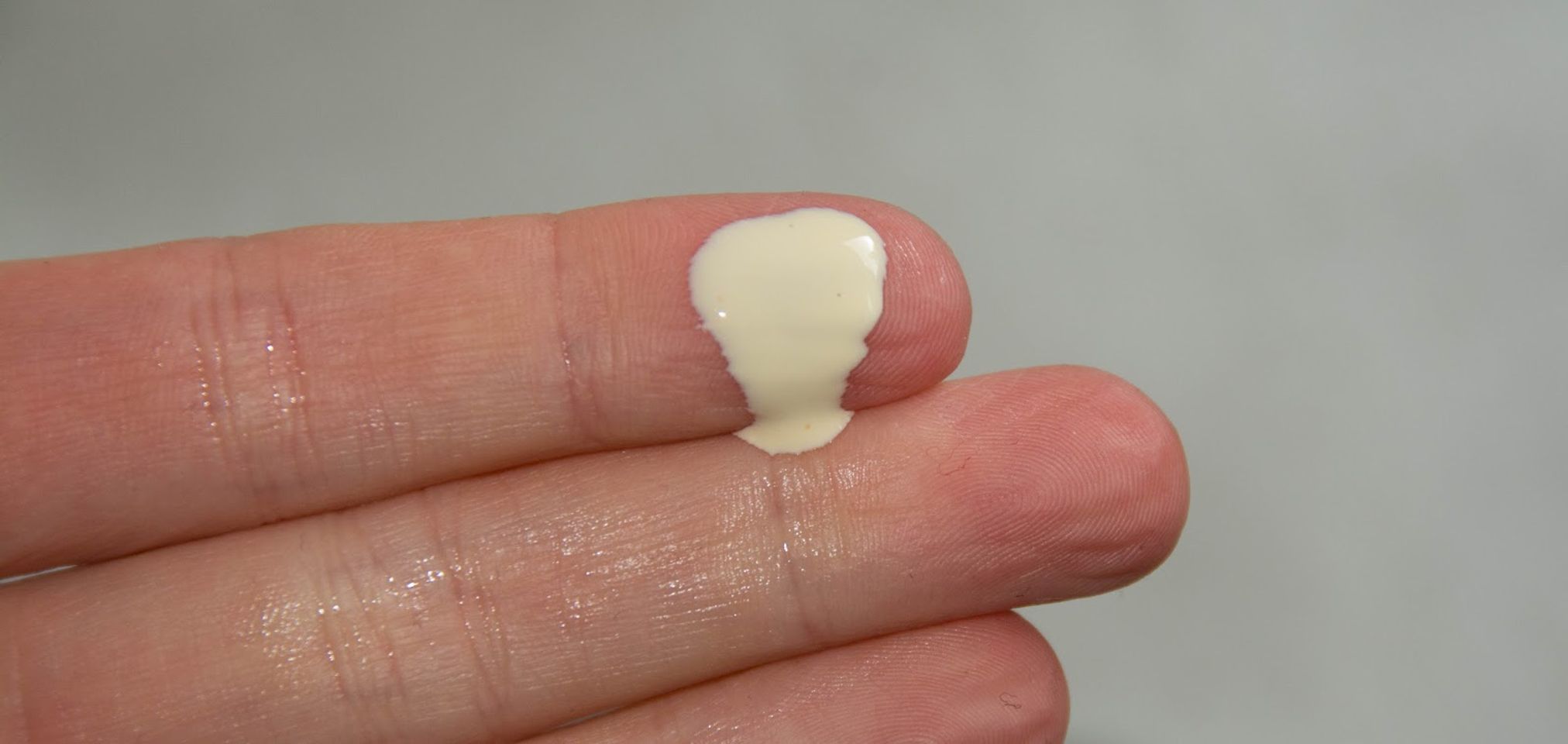 Kem chống nắng Bioderma Photoderm Nude Touch SPF50+ là loại kem chống nắng thuần vật lí với chất kem khá lỏng