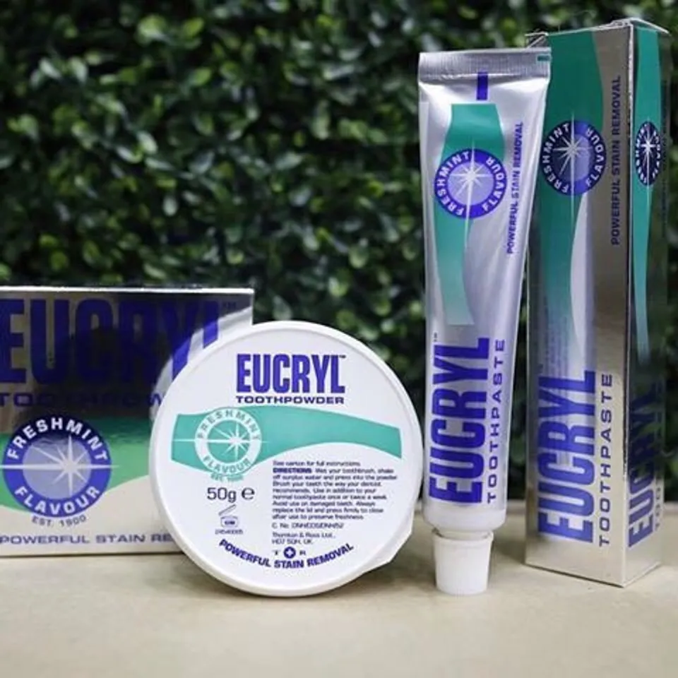 Kết hợp sử dụng bột trắng răng eucryl tooth powder của Anh và kem đánh răng eucryl giúp làm tăng hiệu quả trắng răng