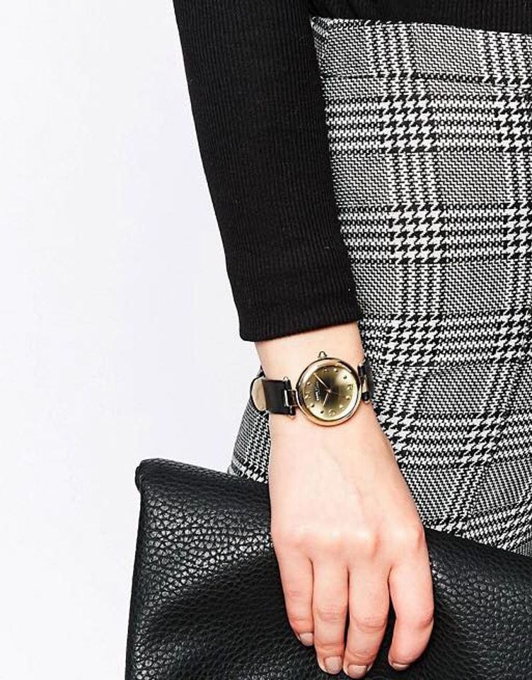 Chiếc đồng hồ Marc Jacobs nữ MJ1409 trên tay trẻ trung, thời thượng và không kém phần sang trọng