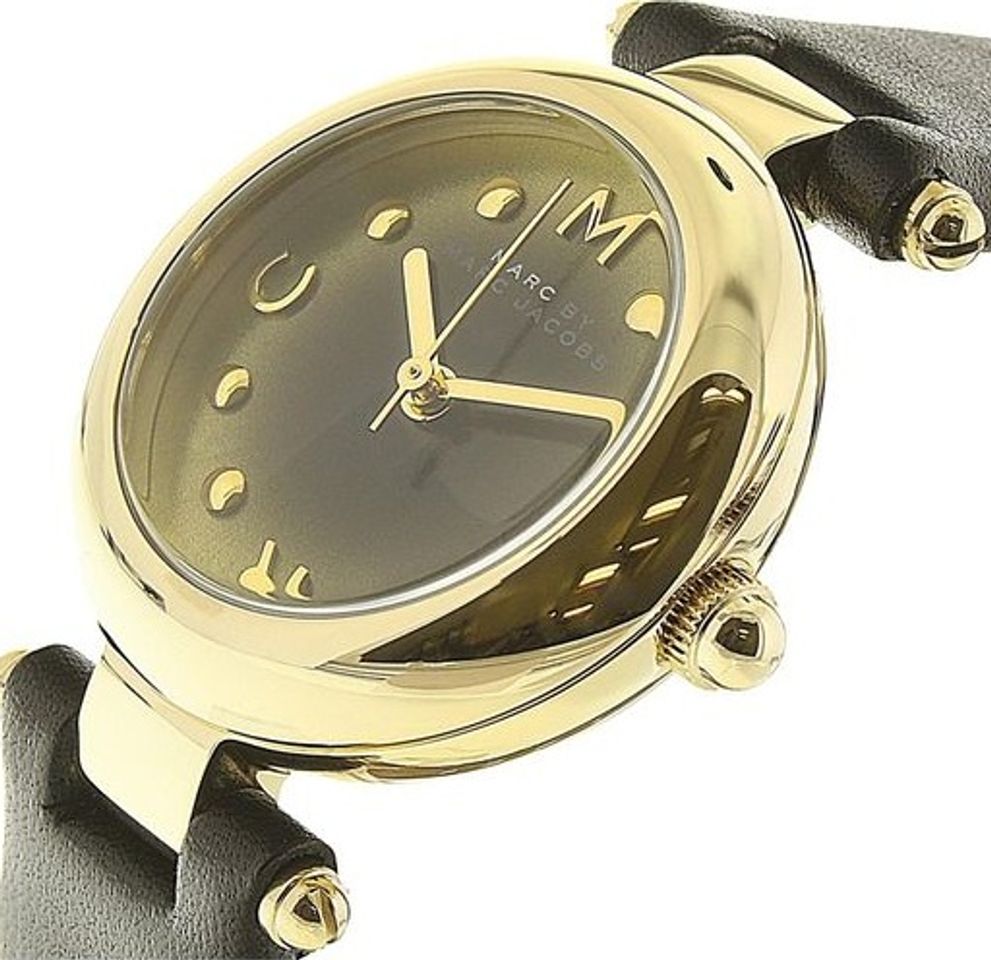 Case đồng hồ được mạ vàng sáng bóng kết hợp hài hòa với quai đeo da màu đen