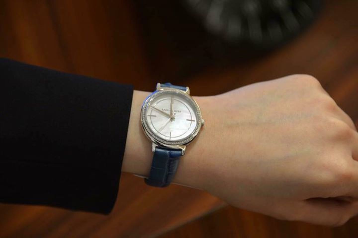 Chiếc đồng hồ MK2661 trên tay trẻ trung, năng động