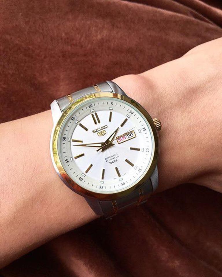 Chiếc đồng hồ Seiko nam SNKM92K1 trên tay nam tính, lịch lãm