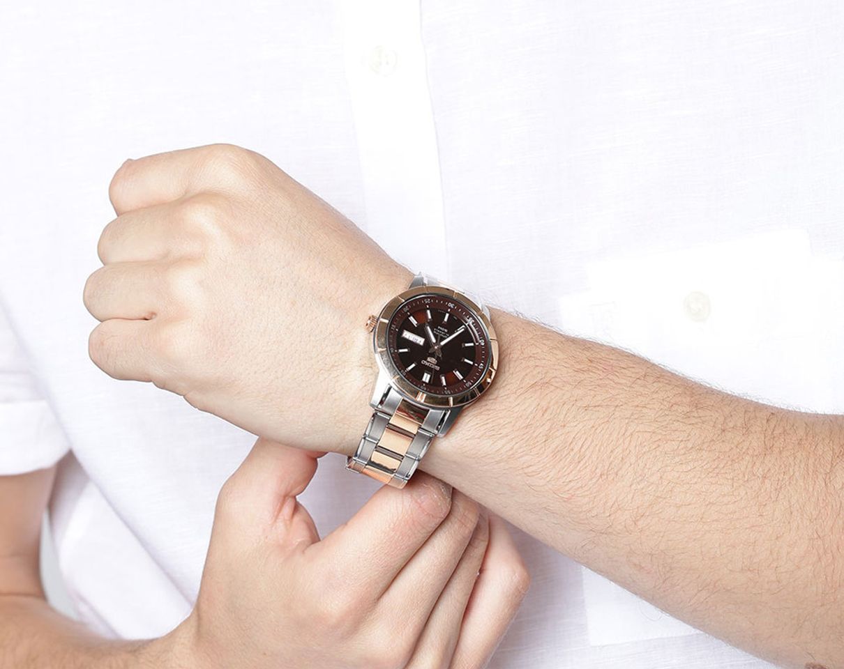 Chiếc đồng hồ Seiko SNKN60K1 trên tay nam tính, mạnh mẽ