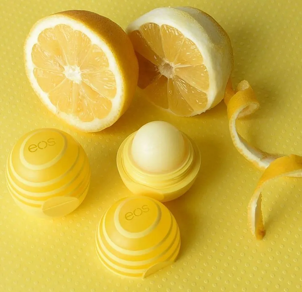 Son dưỡng EOS Lemon Twist hương chanh, giàu vitamin E và bổ sung thêm SPF 15 giúp bảo vệ và chăm sóc môi tốt