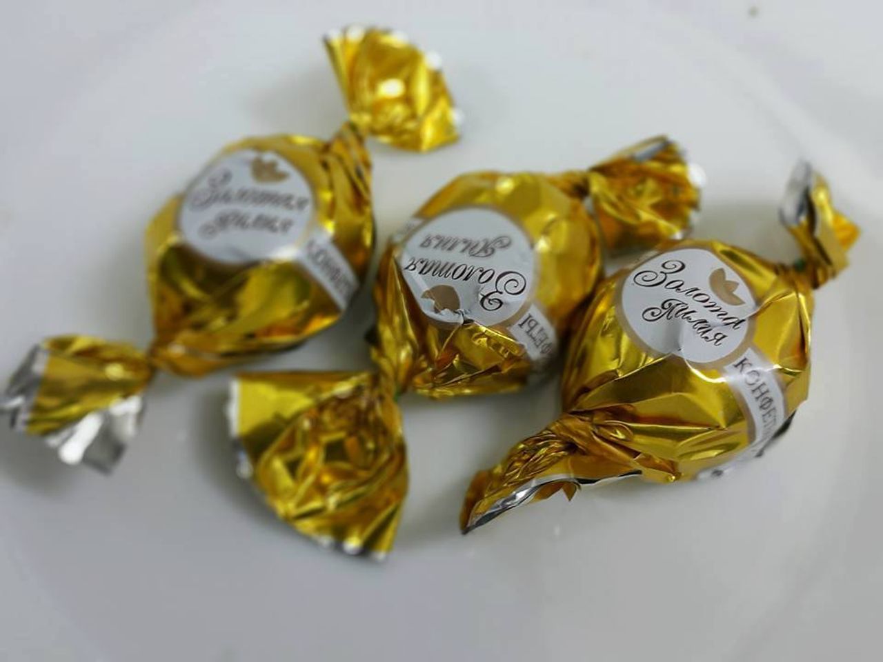 Kẹo Socola bông huệ vàng của Nga hộp 400g 4