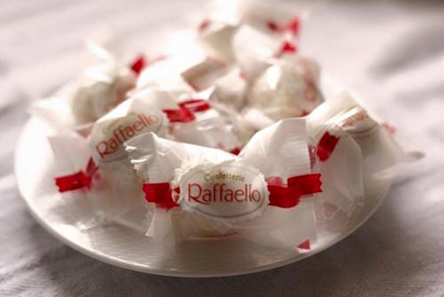 Chắc chắn những người sành ăn và yêu thích cái ngọt sẽ vô cùng thích thú khi được thử một viên Raffaello này