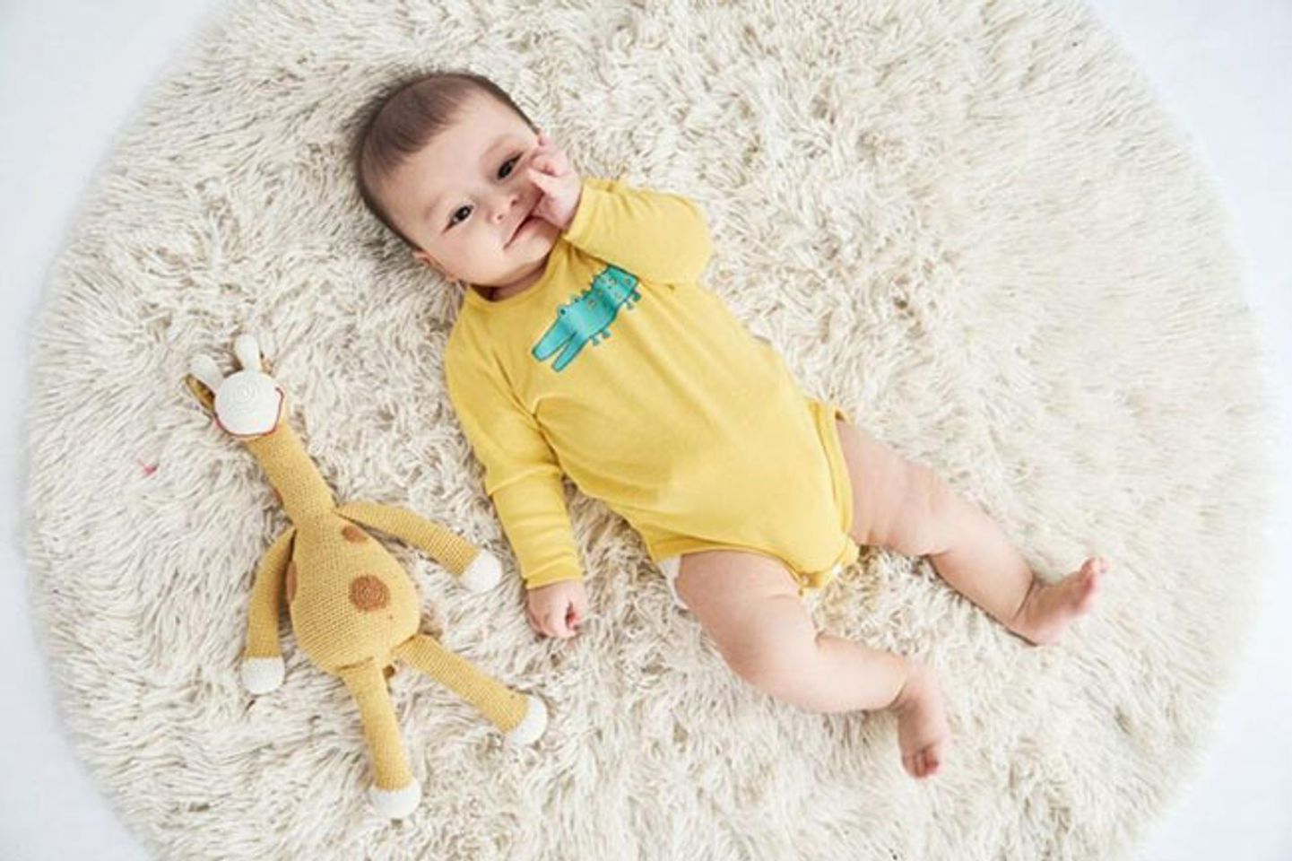 c&aacute;ch hạ sốt cho trẻ bằng cho trẻ mặc quần &aacute;o rộng r&atilde;i, tho&aacute;ng m&aacute;t