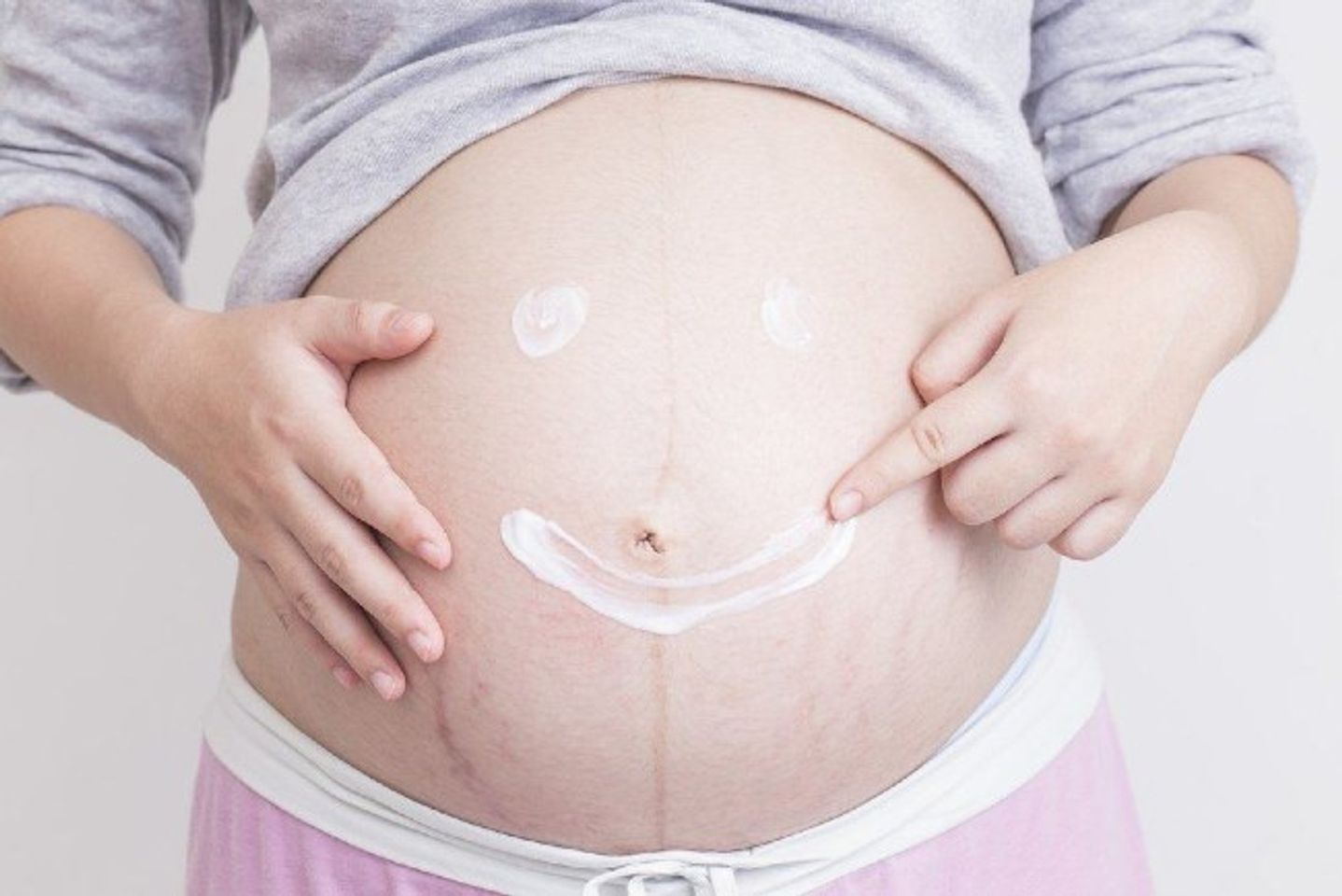 [GÓC MẸ BẦU] Bôi kem trị rạn da khi bầu bí: có nên không ?