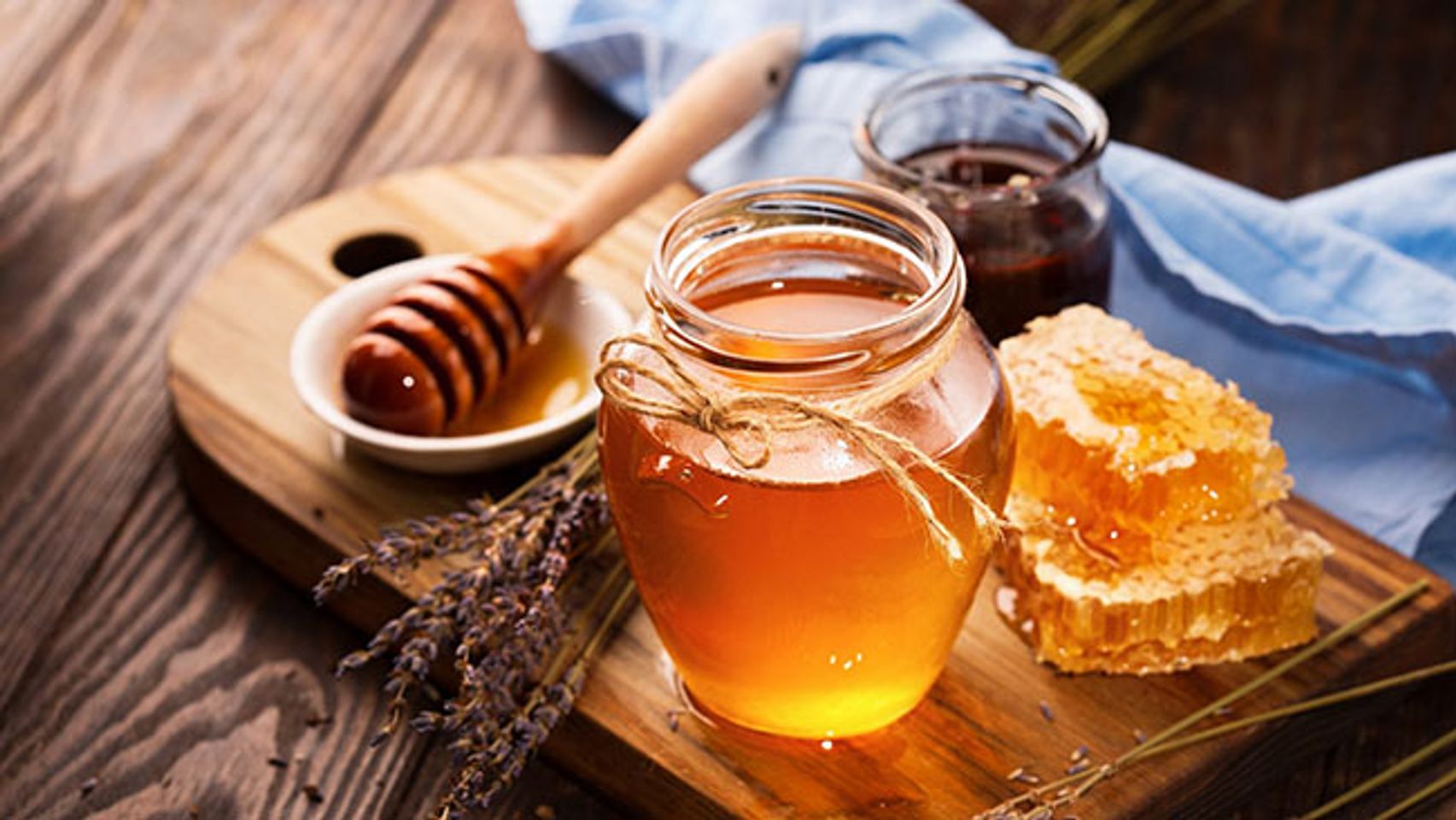 &aacute;ch dưỡng t&oacute;c nhanh d&agrave;i tại nh&agrave; bằng mật ong