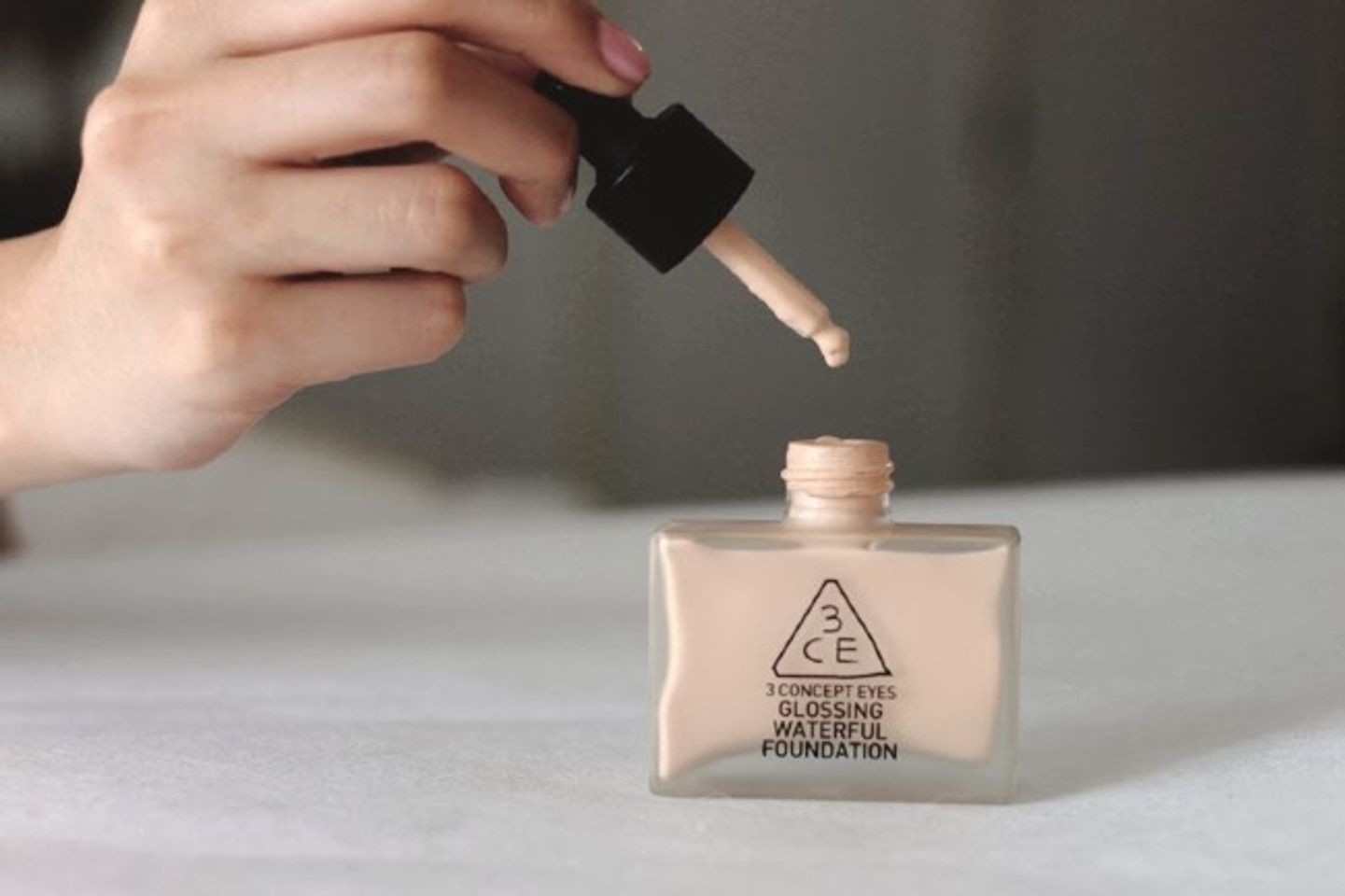 Kem nền Glossing Waterful Foundation 3CE