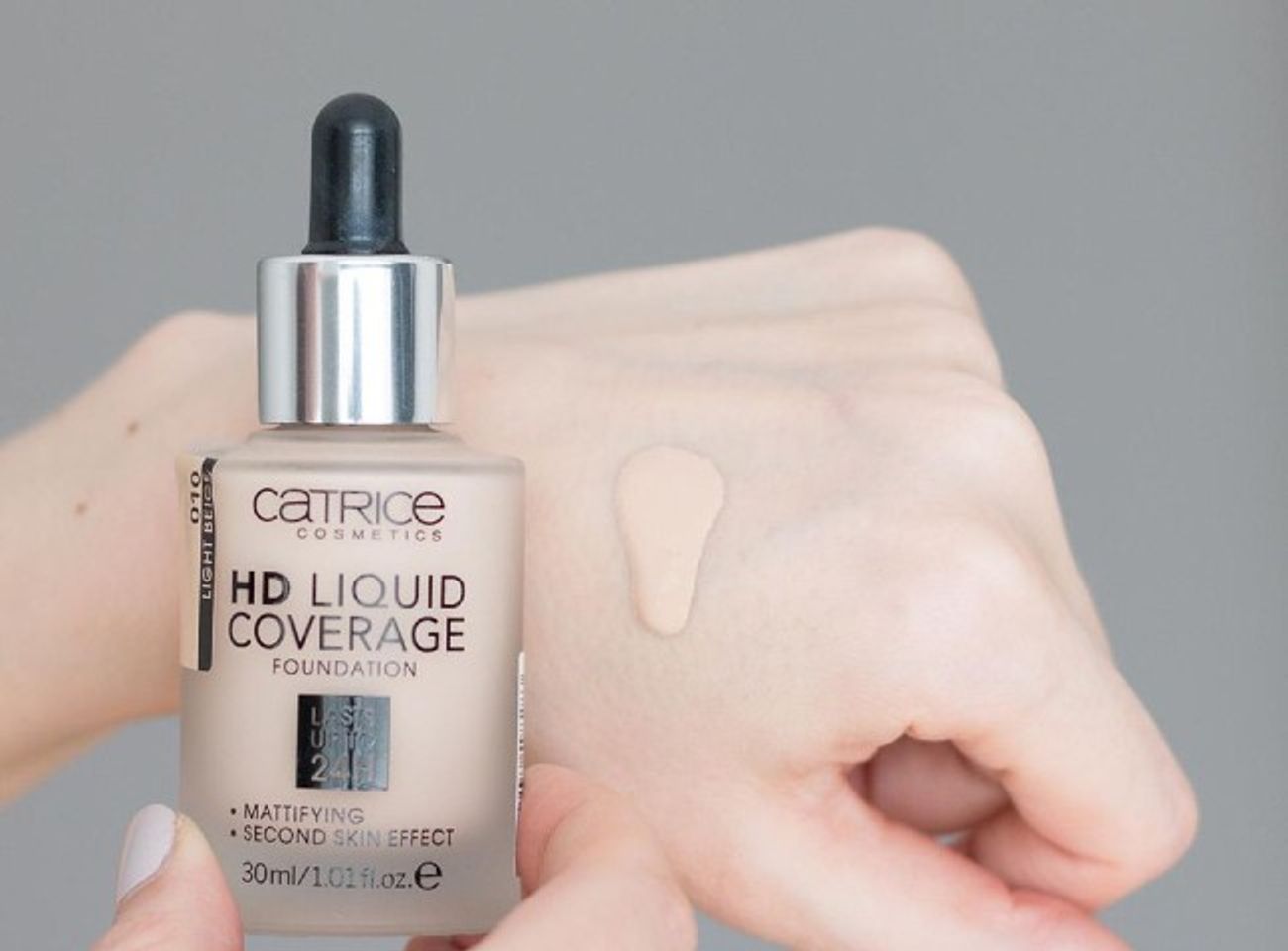 Kem nền Catrice HD Liquid Coverage Foundation 010