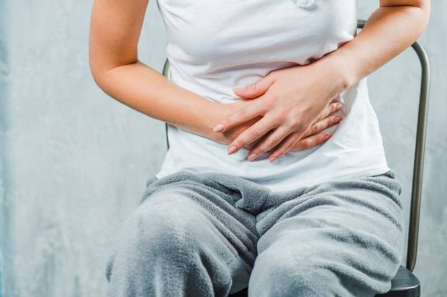 Thường xuy&ecirc;n đau bụng &acirc;m ỉ hoặc dữ dội&nbsp;c&oacute; thể l&agrave; do k&yacute; sinh tr&ugrave;ng