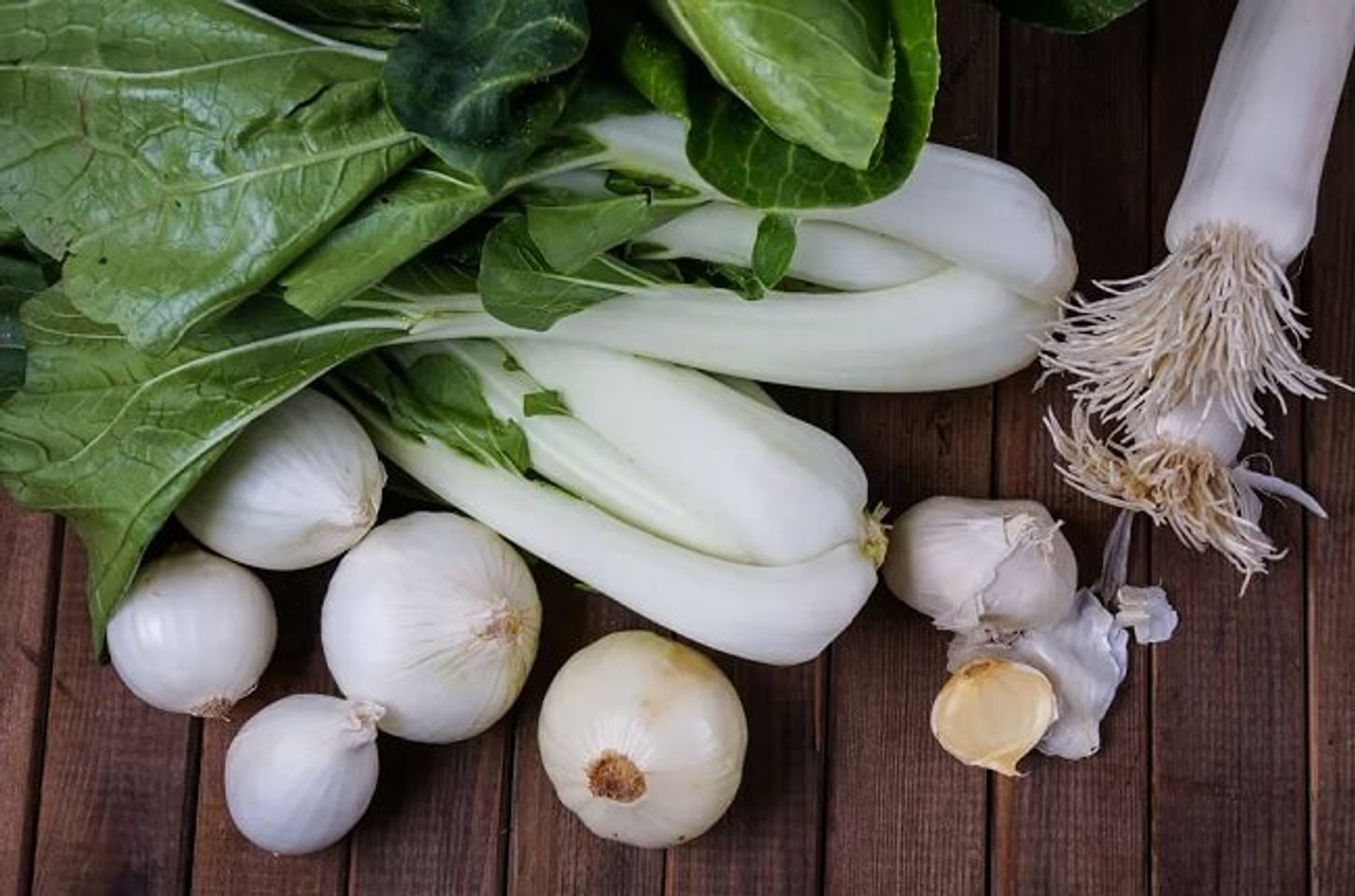 Tỏi t&acirc;y v&agrave; h&agrave;nh t&acirc;y tốt cho xương khớp