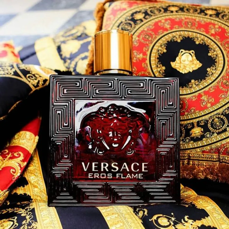 Versace Eros Flame với thiết kế mang màu đỏ rực, mãnh liệt và nam tính