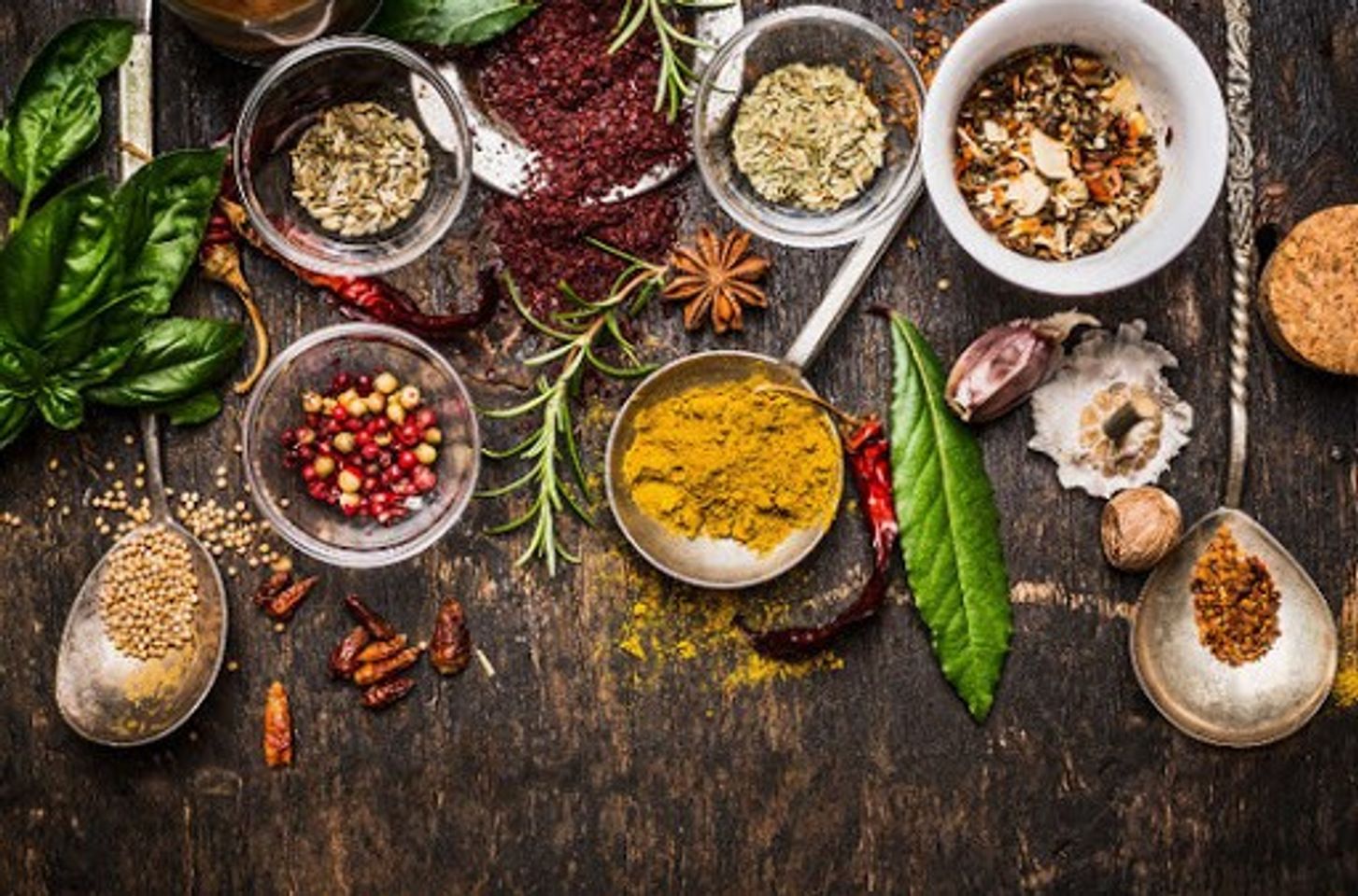 Thảo mộc v&agrave; gia vị như gừng, nghệ gi&uacute;p cơ thể ấm v&agrave;o m&ugrave;a lạnh