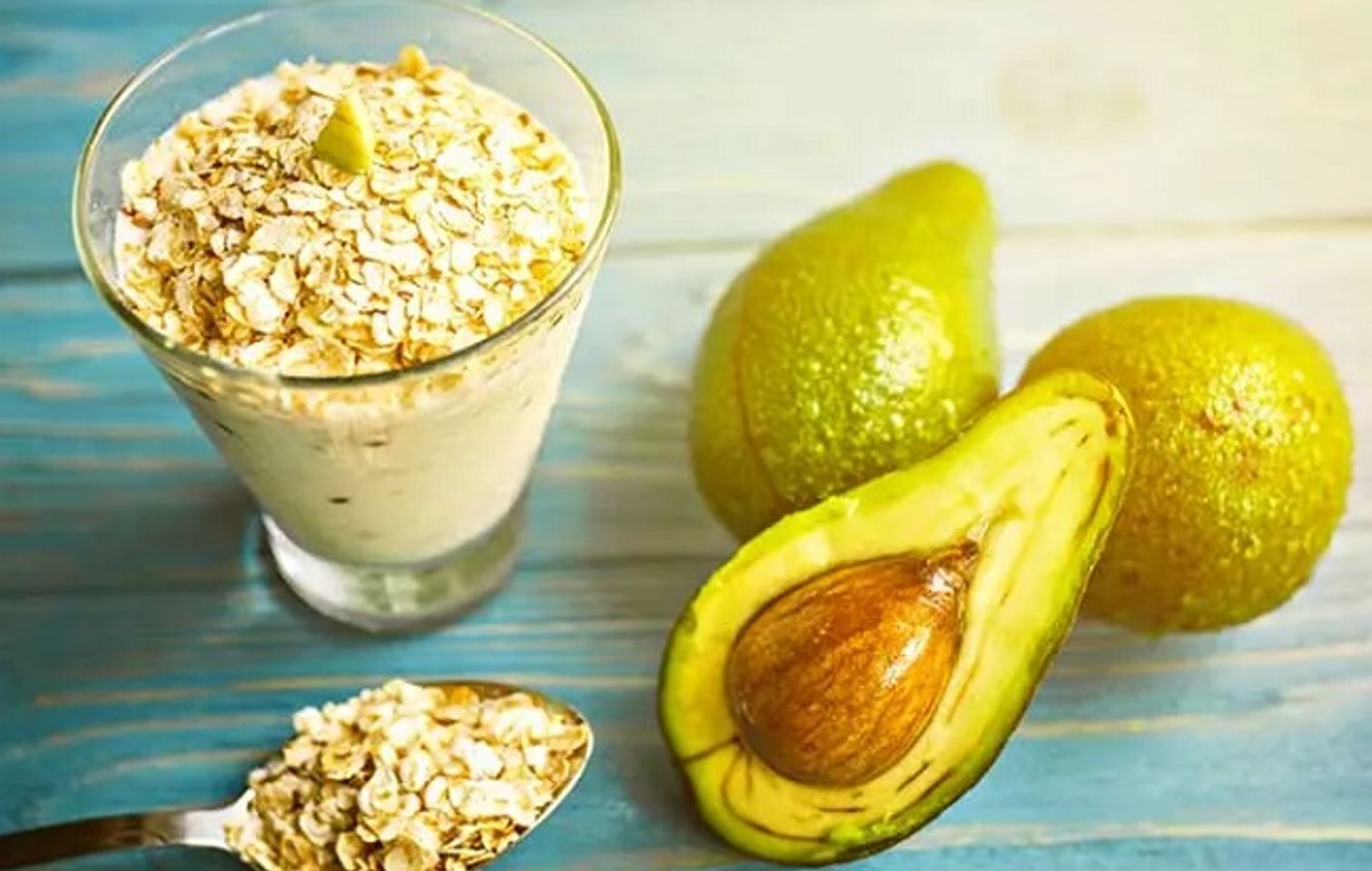C&aacute;ch l&agrave;m mặt nạ bơ v&agrave; bột yến mạch