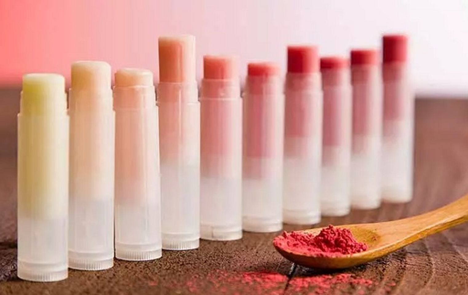 C&aacute;ch l&agrave;m son dưỡng bằng củ dền kh&ocirc;ng cần vaseline